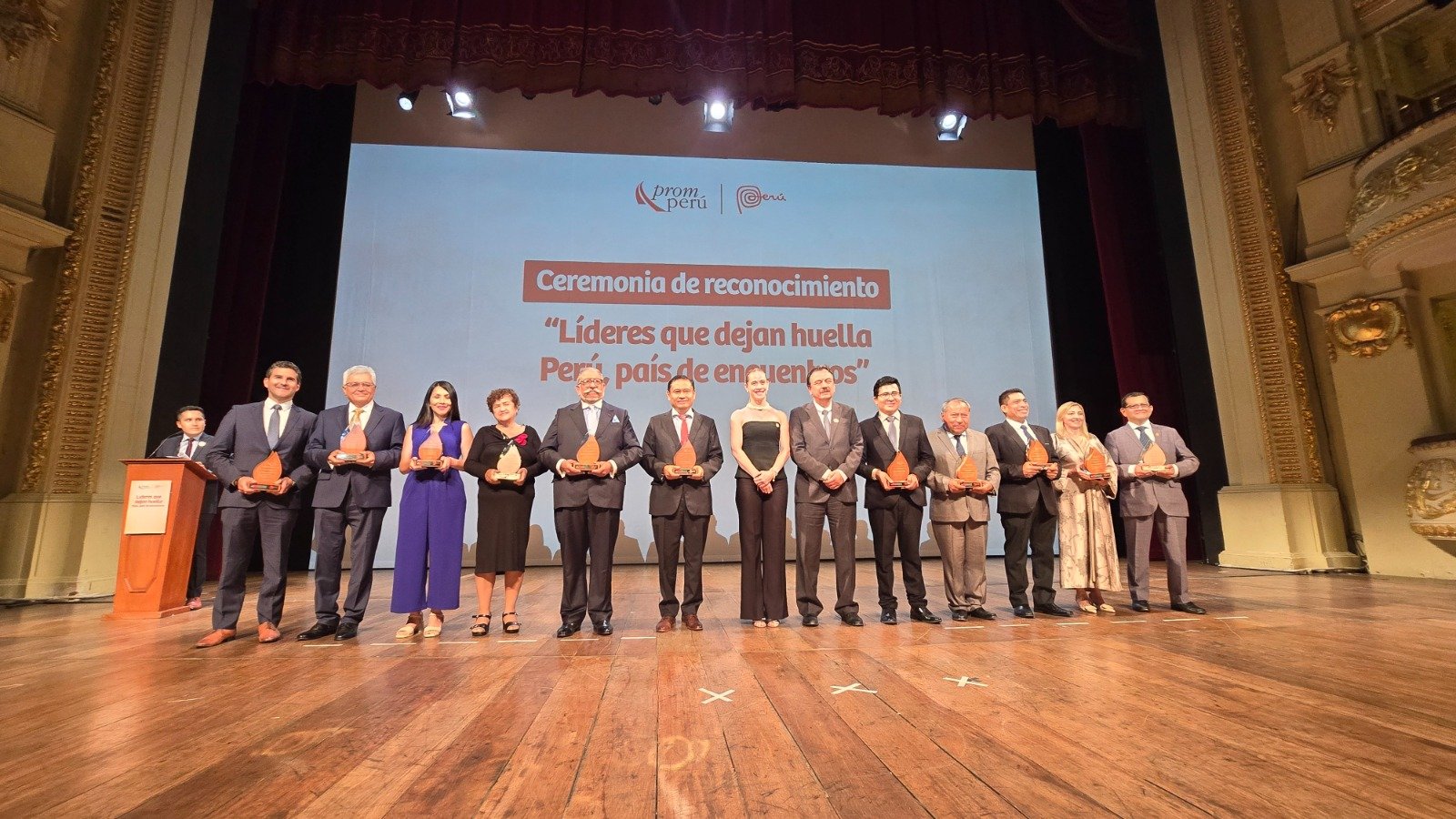 Yovana Morisaki recibiendo reconocimiento de PromPerú en representación de Stendhal